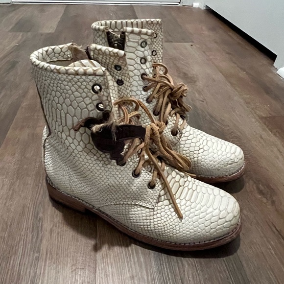 Cream Textured Women's Boots - Picture 5 of 11
